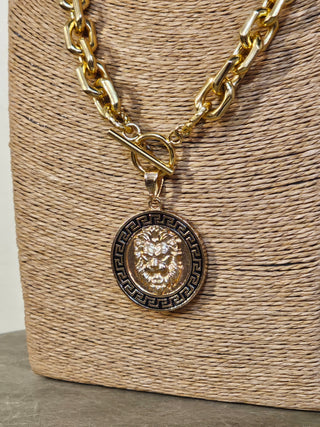 18K Gold Filled Angled Oval Chunky Chain Toggle Necklace with Lion Medalion Charm [Navy]